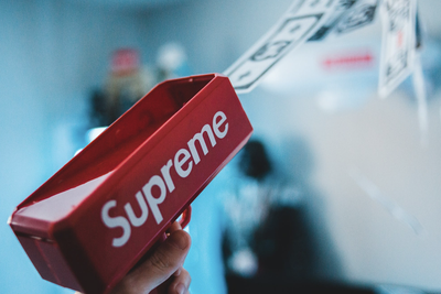 揭秘Supreme"山寨生意"：让薇娅翻车的授权方仍寻合作 联名费1年超百万|薇娅|Supreme - Vimarsana News