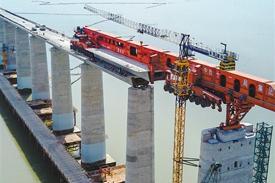 昆仑号完成首条高铁架梁任务