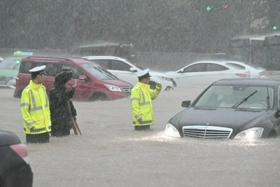 罕见暴雨突袭郑州！10万人转移，12人遇难，众多企业紧急驰援 - Vimarsana News