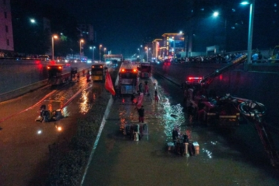 暴雨中，为何一座城市突然失去互联网