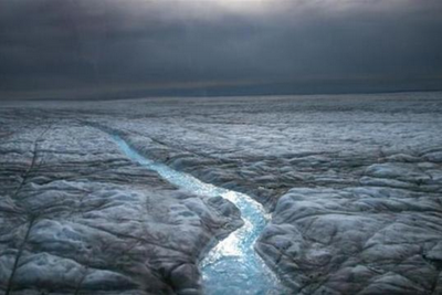 格陵兰岛有记录以来首次出现冰盖最高点下雨