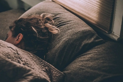 年轻人晚睡、作息混乱，竟可能导致抑郁？