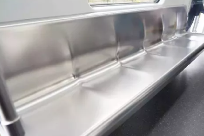 为啥地铁里的座位，都被设计成滑滑的啊？