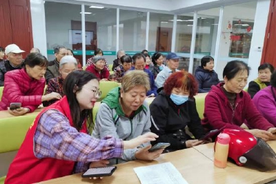 帮助老人学习智能手机 北京多单位发出联合倡议