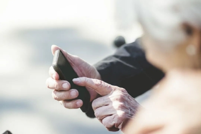 人民日报评论：让手机应用“长辈版”更贴心