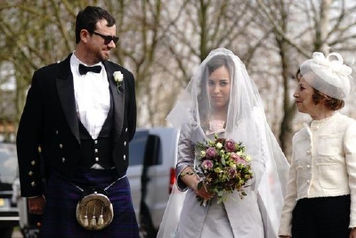 英媒：“维基解密”创始人阿桑奇和未婚妻在英国监狱中完婚