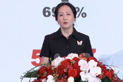 孟晚舟回国后首次公开亮相：华为也许已穿过“黑障区”