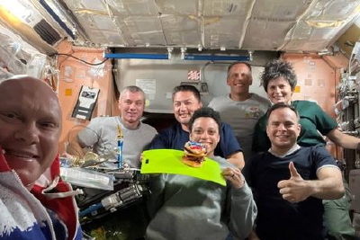 美国宇航员过生日，俄罗斯同行送“太空花”礼物