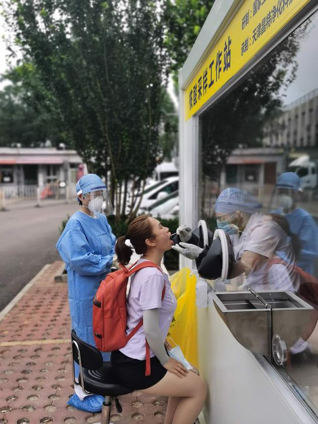 北京首个户外核酸采样工作站投入使用 采样人员无需穿防护服