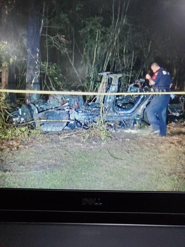 外媒:特斯拉无人驾驶状态下 车辆撞树导致两人死亡