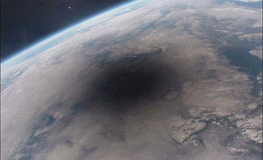 太空里拍摄的，月球投射在地球上的阴影区