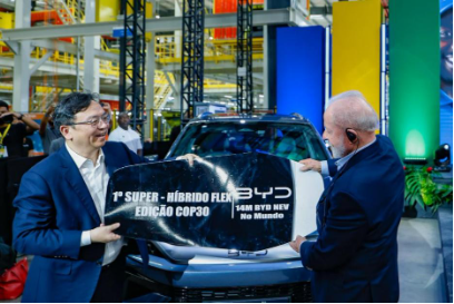 王传福向卢拉交付比亚迪第1400万辆新能源汽车