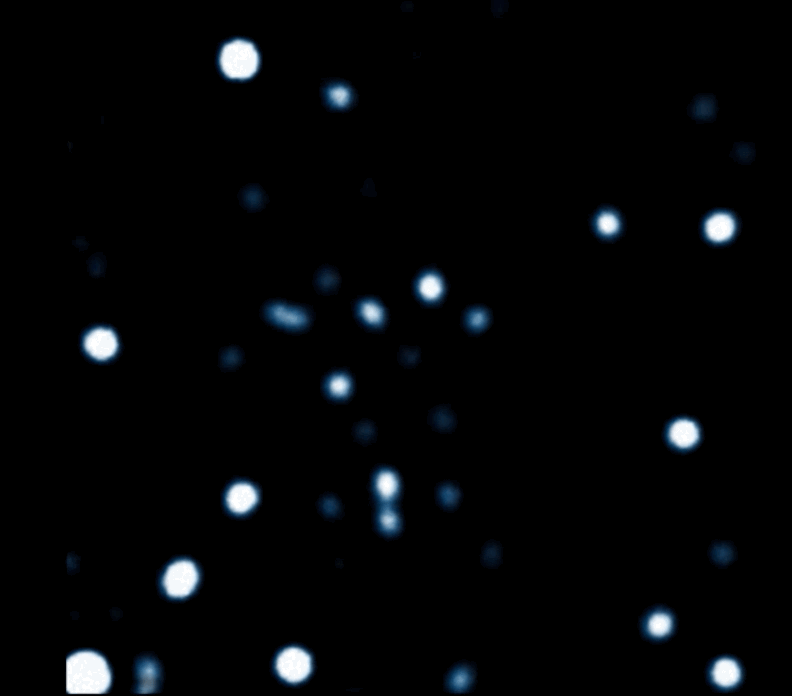 这张银河系中心附近恒星的20年延时图像是由欧洲南方天文台（ESO）于2018年发布的。可以看到，这些特征的分辨率在接近尾声时逐渐变得锐利，灵敏度也逐渐提升；与此同时，中心恒星一直在围绕一个看不见的点——银河系的中心黑洞——运行，这些都与爱因斯坦广义相对论的预测相符