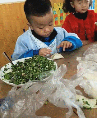 小朋友如何包饺子-搞笑gif动态图片-izike