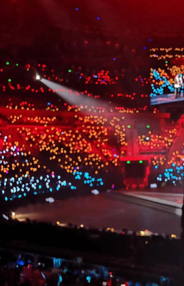 刘思宇2019年拍下的偶像演唱会现场。受访者供图
