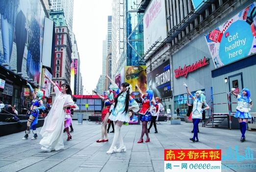 B站赴美上市时,up主在纽约时代广场表演。