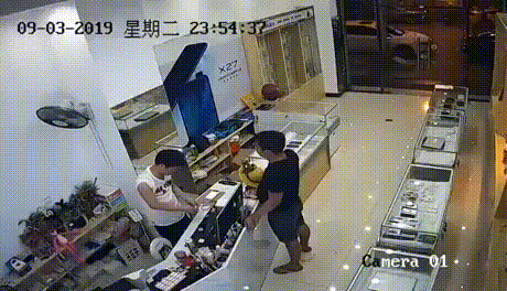 拉肚子的时候千万不要相信任何一个屁-搞笑gif动态图片-izike