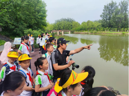 东四九条小学在北京生态环境文化周期间参观生态环境教育基地翠湖湿地公园。