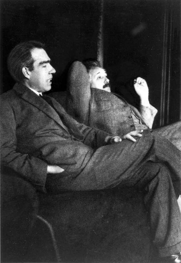 尼尔斯·玻尔和艾尔伯特·爱因斯坦，于1925年在保罗·埃伦费斯特的家中讨论了许多话题。玻尔与爱因斯坦的辩论是量子力学发展过程中最具影响力的事件之一。今天，玻尔以其对量子领域高的贡献而闻名，爱因斯坦则因提出相对论和质能等价而广为人知。