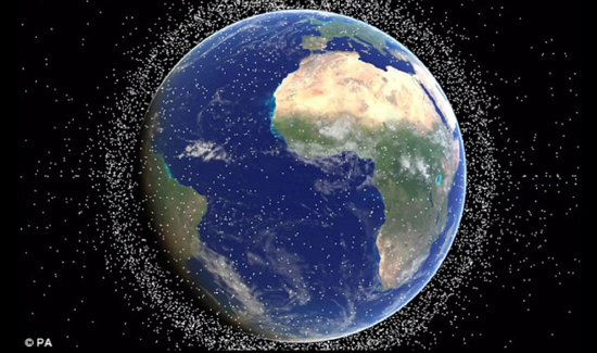 目前，大约有50万块人造太空碎片环绕在我们的星球周围，包括废弃的卫星、航天器碎片和火箭残骸等