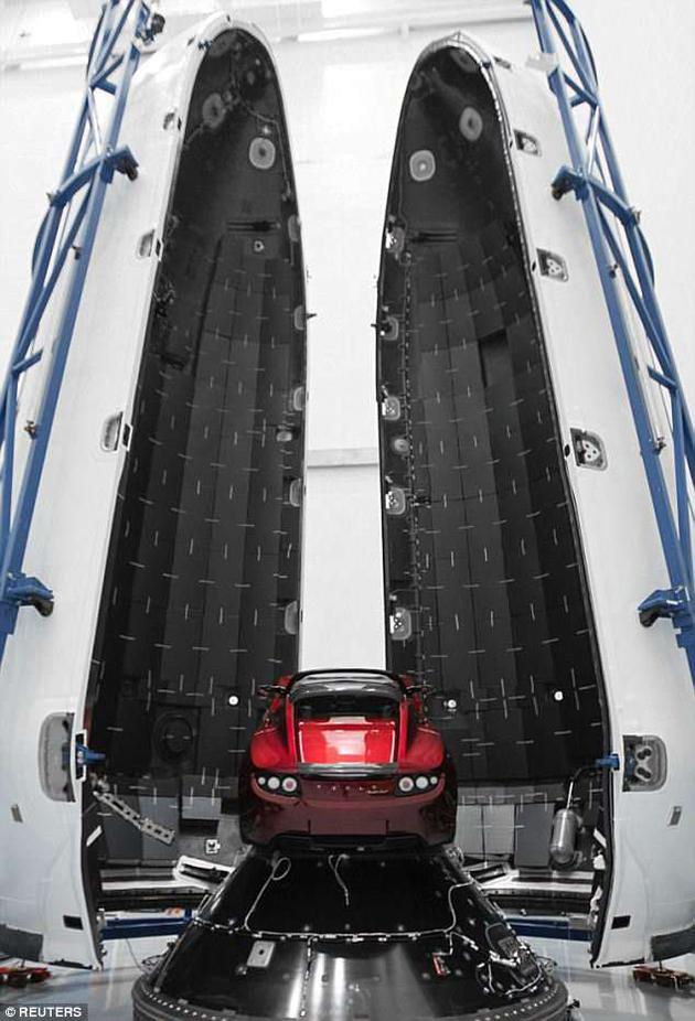 图中是特斯拉跑车放置在SpaceX公司“猎鹰重型火箭”中，今年2月份，该火箭成功携带特斯拉跑车进入太空。