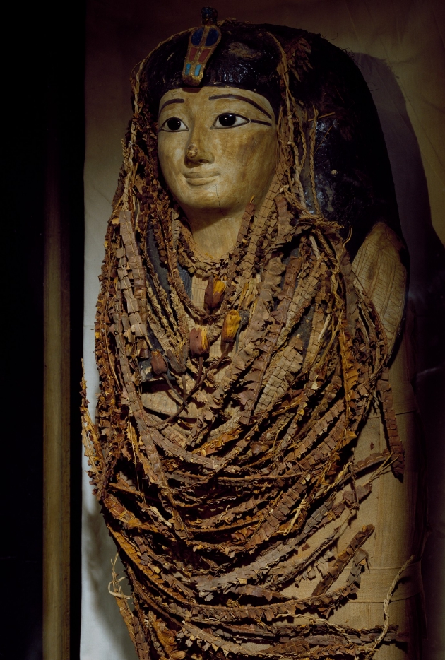阿蒙霍特普一世的木乃伊保存得非常漂亮，装饰着花环和嵌有宝石的精致面罩。