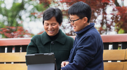 蒙顶山合作社发展培训学院的农民在 iPad 上学习农场管理和电商（图片来自苹果官网