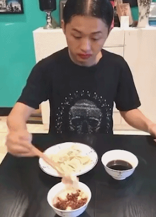 这得多烫把碗都砸坏了-搞笑gif动态图片-izike