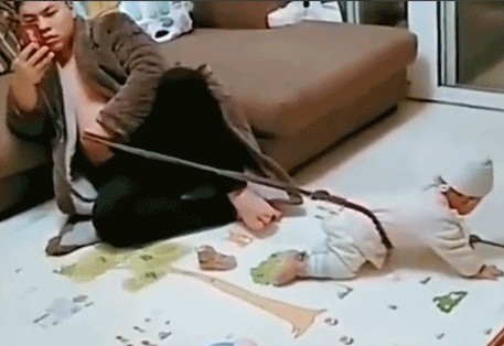 爸爸带娃：活着就行-搞笑gif动态图片-izike