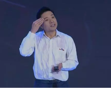 李彦宏百度大会演讲被泼水 淡定回应：AI未来不会因此中止