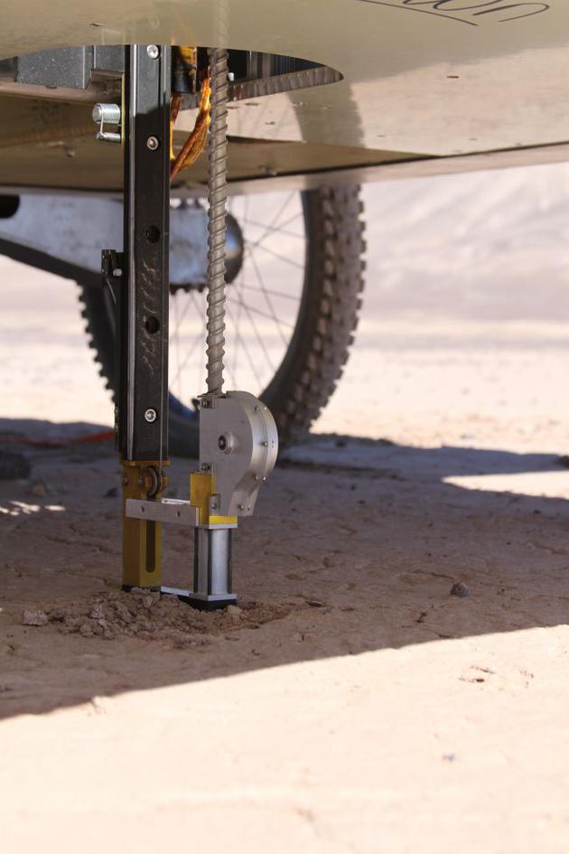 在阿塔卡马沙漠进行试验的漫游车配备了钻孔和取样装置，可以钻取干燥地表下深达80厘米处的物质。