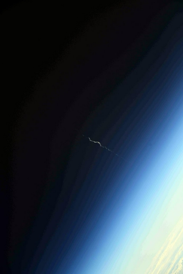 俄罗斯宇航员Oleg Novitskiy在国际空间站上拍摄到的这次发射的尾迹。