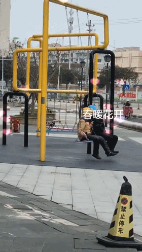 等待接单的两位外卖小哥-搞笑gif动态图片-izike