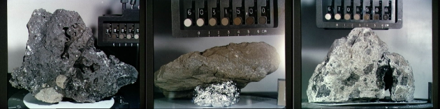 图为1972年5月5日、从近距离拍摄的68815号月球样本照片。这是一块从巨石上脱离下来的碎片。宇航员采集样本时还收集了一些附近的土壤样本，以便分析月球上侵蚀现象的类型和速率。