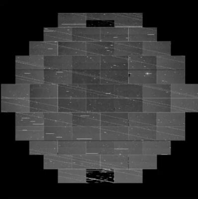 在托洛洛山美洲际天文台的暗能量相机（DECam）拍摄于2019年11月的图像上，可以清楚看到“星链”卫星留下的轨迹