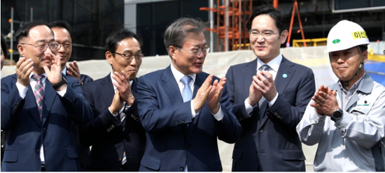 李在鎔与韩国总统文在寅2019年4月视察三星的7奈米制程晶圆厂