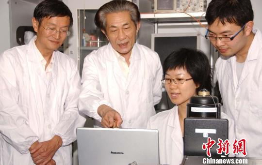 闵乃本（图中左二）和学生们在一起。南京大学供图