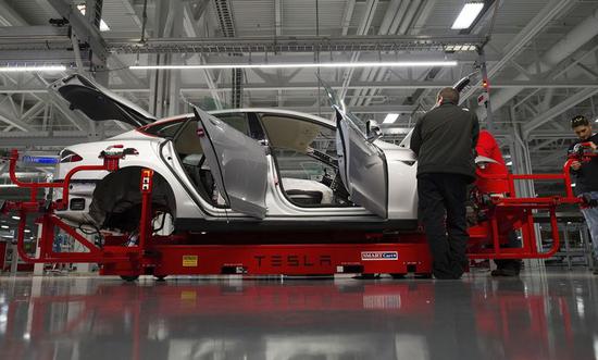 图3：2012年拍摄于特斯拉弗里蒙特工厂，Model S在产线上生产