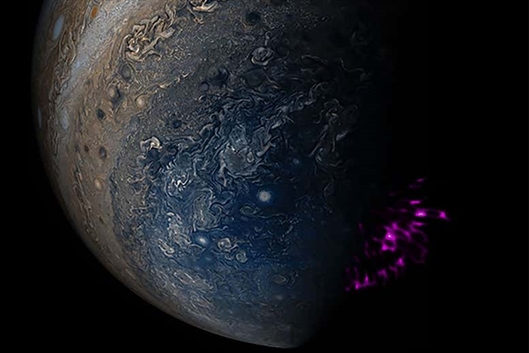 朱诺轨道飞行器和钱德拉太空望远镜拍摄的木星x射线（紫色）。图片来源：美国宇航局/Dunn