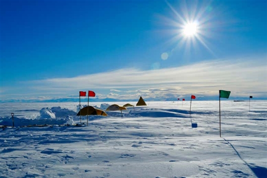 研究小组在南极洲西部的惠兰斯冰流上的营地。图片来源：Kerry Key