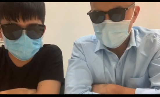 8月31日，郎某与何某拍摄向吴女士道歉的视频。受访者提供