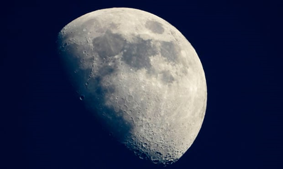 2019年5月，在法国南部戛纳拍摄的月球
