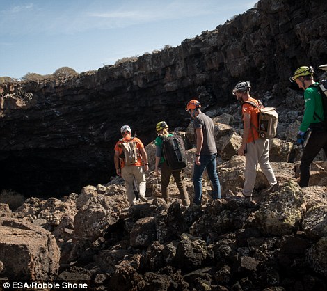 一支由欧空局支持的研究团队近日深入探索了西班牙的兰萨罗特火山隧道，详细绘制了近8公里的隧道地图，这座“火山虫洞”内部错综复杂的细节得以对外展露。近年来有科学家提出，月球和火星上的火星岩洞也许能成为安全的人类庇护所。
