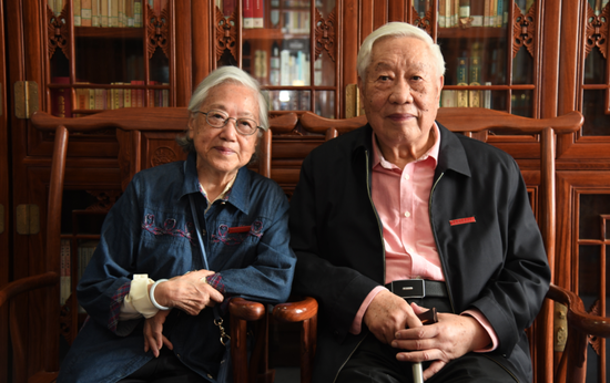 赵德馨和周秀鸾均为中南财经政法大学退休教授。 通讯员徐志持 摄