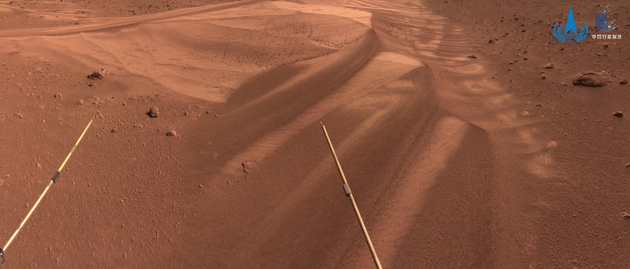 “祝融号”拍摄巡视区影像，图像为火星车进入冬季休眠状态前拍摄，展示了巡视区域一处沙丘地貌的局部特征。