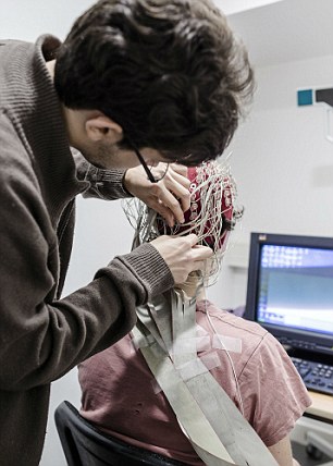 通过在受试者头部绑上一大堆电极，科学家就能够判断他们的注意力是否集中。如果他们听到并理解别人的谈话内容，则大脑扫描结果中就会出现特定的信号。