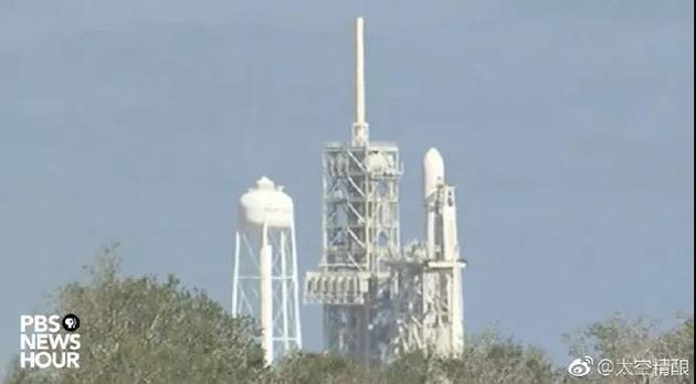 猎鹰重型火箭发射场直播视频截图：晴，万里无云。但此时SpaceX刚刚宣布高空风太大，延后两小时发射 ?PBSnewshour