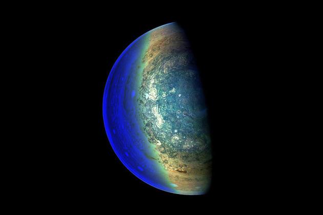 NASA朱诺号探测器近日于2月7日飞越木星南极，并拍下了这张震撼的美丽照片。从图中可以看到木星上空旋转的云层。公众科学家杰拉德·艾希塔特利用该探测器搭载的“朱诺相机”收集的数据，制作了这张木星色彩增强图片。