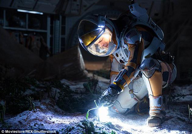 科幻电影《火星救援》中主角马特·达蒙利用自己和其他宇航员的风干粪便作为营养物质，在贫瘠的火星环境中培育出土豆。