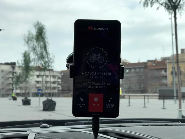 手机控制系统询问：汽车需要左转弯、右转弯还是停止行驶？